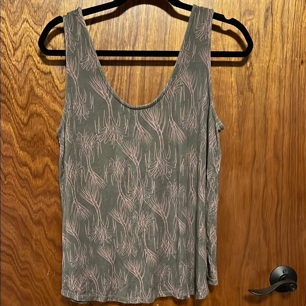 KULUA 
From Maui Hawaii
Stylish Women's Tank Top - Gray and Pink